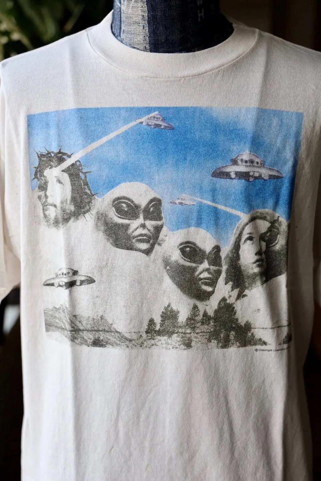 SAINT Mxxxxxx × Sean Wotherspoon SW_SS TEE/KIKI/WHT Alien Crisis/Alien President Mountain TEE Off-White S-XL Super Handsome Co-branded Alien Print Design Correct Version Customized SW Co-branded Accessories Cylindrical Seamless High Weight Fabric Enzyme Heavy Wash Water Distress Handmade Garment Graffiti Splashing Ink
